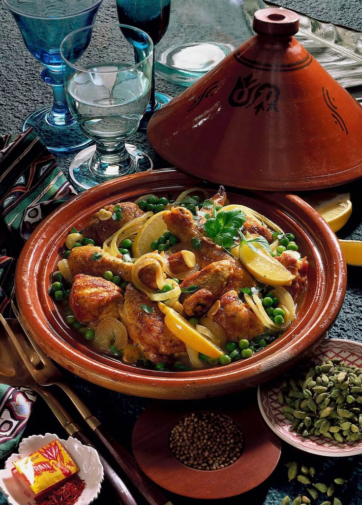 Tajine marocain traditionnel aux épices